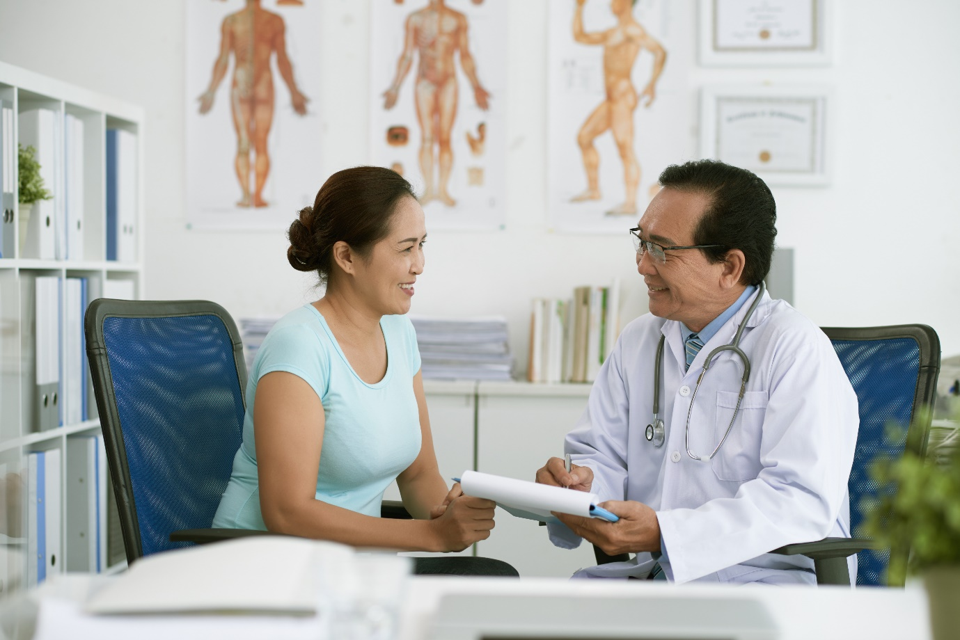 bác sỹ theo dõi bệnh án để tư vấn điều trị bằng tế bào gốc